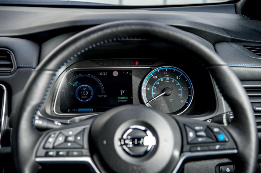 Панель приборов Nissan Leaf 2018 года  (UK) (фото 4 из 40)